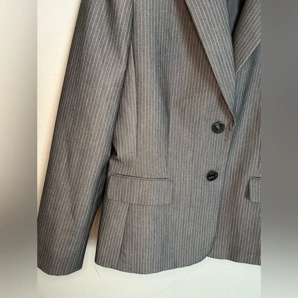 Tahari Arthur S. Levine Gray Pinstripe Blazer Size 10 Structured Shoulder Pads - Picture 7 of 11
